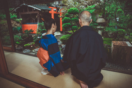 传统日本住宅中的高级情侣生活时刻