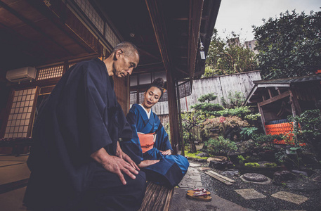 传统日本住宅中的高级情侣生活时刻