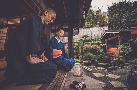 传统日本住宅中的高级情侣生活时刻