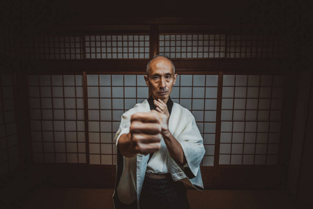 少林功夫武术大师复古白衣双髻武术大师剑道大师穿着传统的日本和服