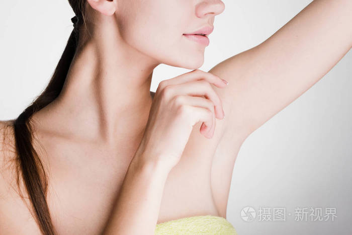 小女孩淋浴后展示她的腋窝没有头发