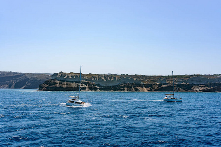 圣托里尼岛附近有游客的船只。希腊在夏天