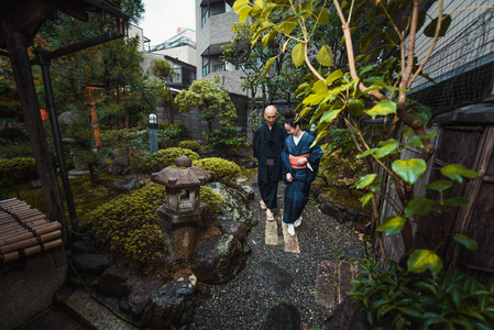 传统日本住宅中的高级情侣生活时刻