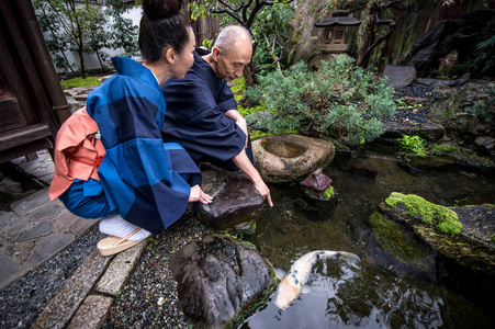 传统日本住宅中的高级情侣生活时刻