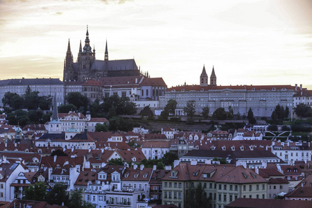 布拉格城堡和圣维塔斯大教堂的日落景色来自捷克共和国的伏尔塔瓦河