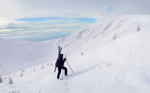 高山旅游滑雪者在冬季登山图片