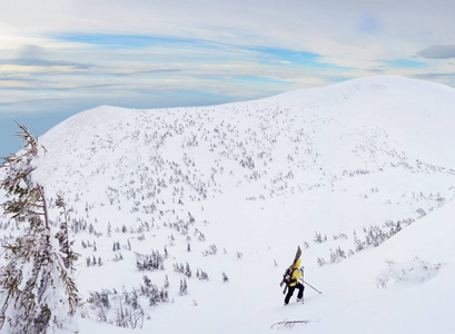 高山旅游滑雪者在冬季登山图片