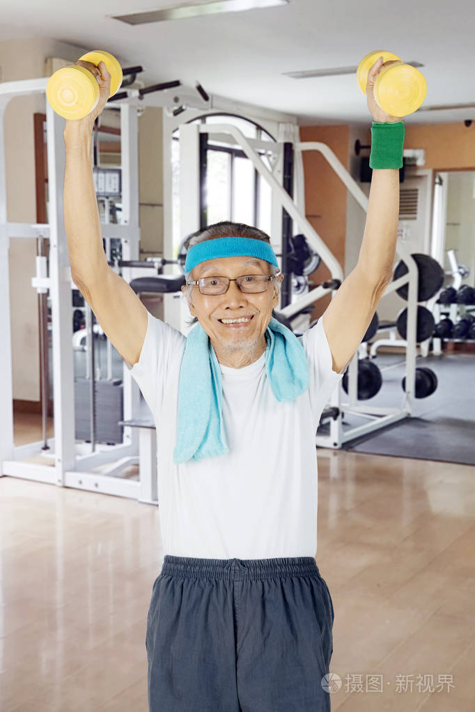 老人用两个哑铃锻炼