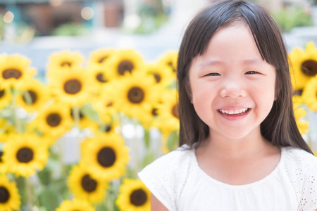 可爱的女孩,笑的很开心小女孩笑得开心亚洲女孩戴牙套的肖像笑得很