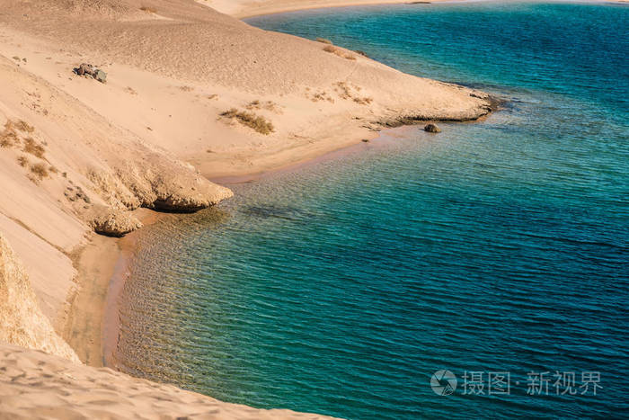 在 Ras 国家公园的沙岸上和清澈的大海