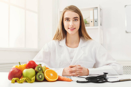 带水果和卷尺的营养师办公桌照片