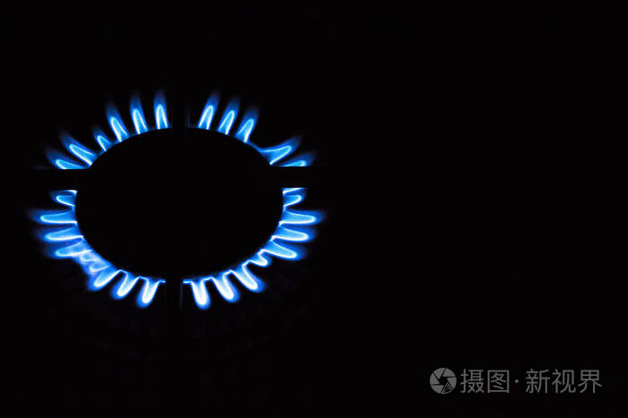 背景模糊.燃气灶上的蓝色气体火焰