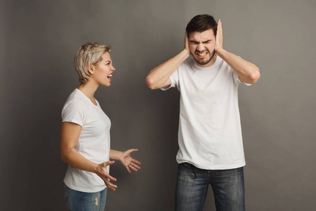 夫妻在争吵中,女人对男友大喊照片