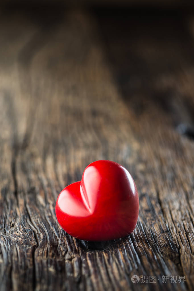 情人节红心一双红心在木桌上婚礼或情人节