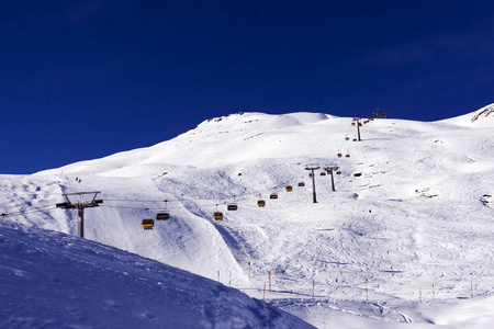 在阿尔卑斯山的瑞士圣莫里茨滑雪电梯和滑雪场的景色