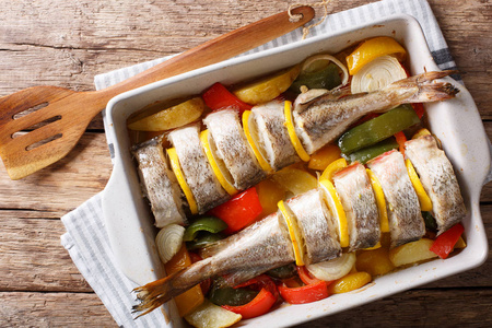 大西洋鳕鱼在烤盘里与蔬菜一起烘烤。议员