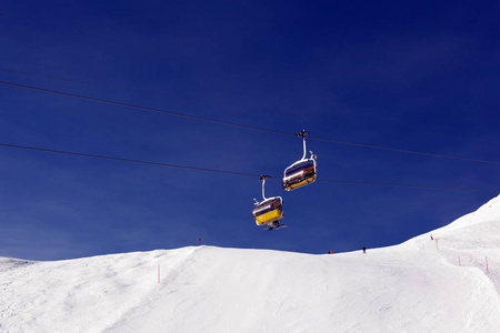 在阿尔卑斯山的瑞士圣莫里茨滑雪电梯和滑雪场的景色