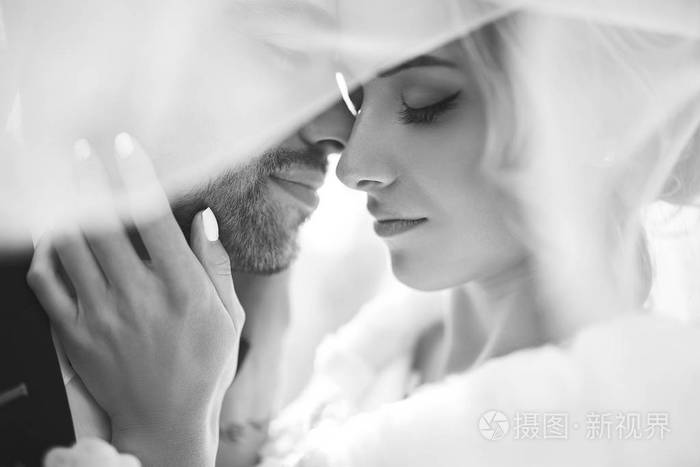 美丽的照片.伙计们喜欢.性感亲吻时尚情侣特写肖像.黑白的