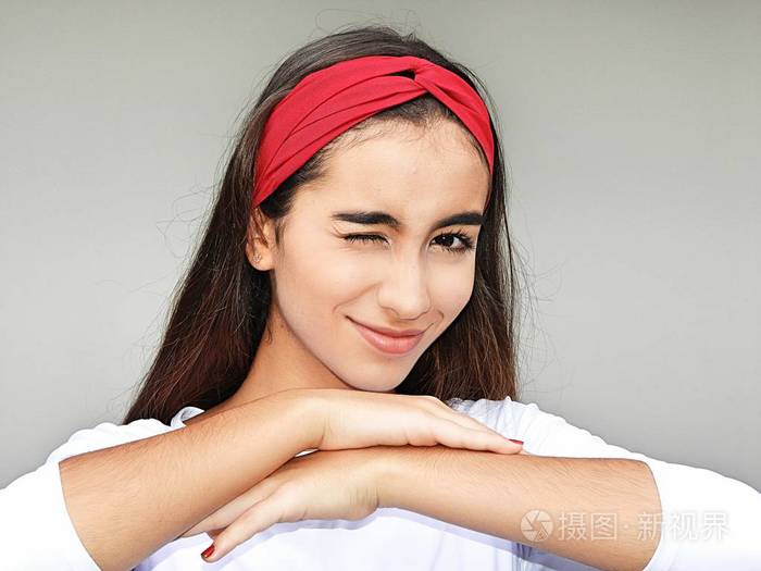 年轻女性眨眼照片-正版商用图片10yoaw-摄图新视界