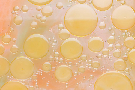 植物油滴在液体上,抽象背景,流行艺术纹理,黄色圆圈在光背景,极简主义