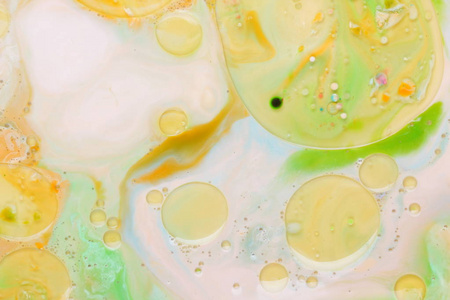 五颜六色的油滴在液体上抽象的彩色背景流行艺术纹理黄色圆圈与明亮的滴油漆极简主义粘贴图案艺术