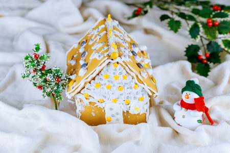 各式自制姜饼屋及圣诞装饰品人造雪圣诞树