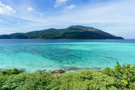 美丽的海景，晶莹剔透的水，蓝天和岛屿的背景