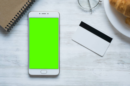 智能手机和信用卡借记卡智能手机绿色屏幕的关键。网络商务的概念与网上购物的商品和服务支付
