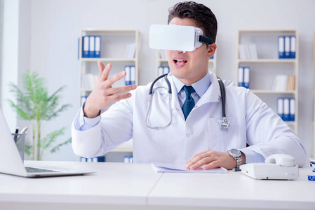 年轻的医生在办公室工作的 vr 虚拟现实耳机