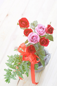 粉红色玫瑰与红玫瑰背景花瓣情人节