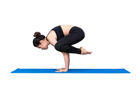 健康的妇女行使瑜伽隔离与修剪路径在白色背景