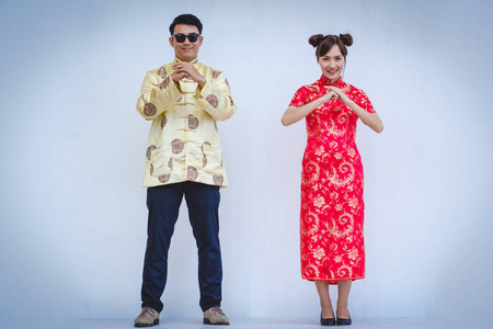 年轻的中国新年夫妇。春节