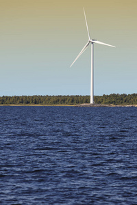 在波罗的海的风电机组。可再生的绿色能源