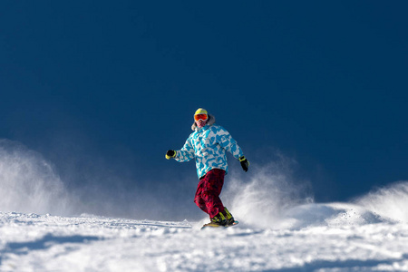 滑雪在滑雪坡上的蓝天