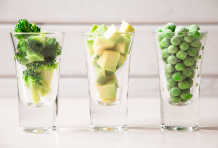 白底玻璃上的绿色切菜品种图片