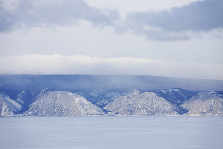 贝加尔湖湖冬季景观。白雪皑皑的山峰