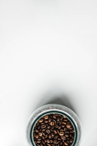 白色咖啡豆玻璃瓶的俯视图