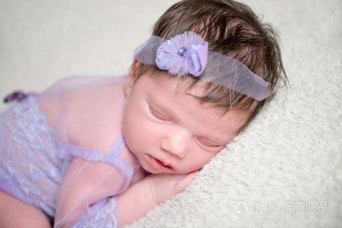 婴儿女孩在蕾丝紫罗兰服装
