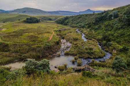 南非德拉肯斯堡的河流和山脉景观