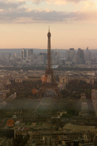 巴黎的初秋。 迷雾中的埃菲尔铁塔