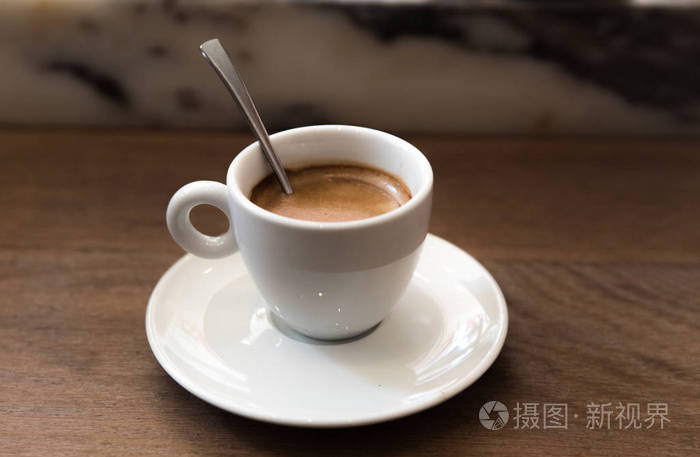 一杯咖啡在木桌上