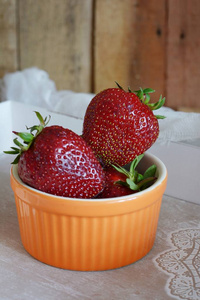新鲜成熟的草莓。 季节性浆果。 早餐小吃。 甜点。