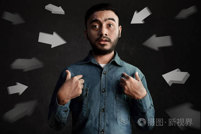 亚洲男人指责表情