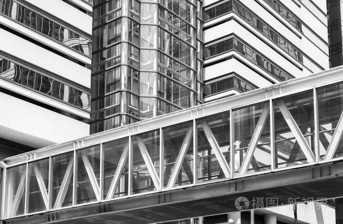 芝加哥市中心街道上的大摩天大楼