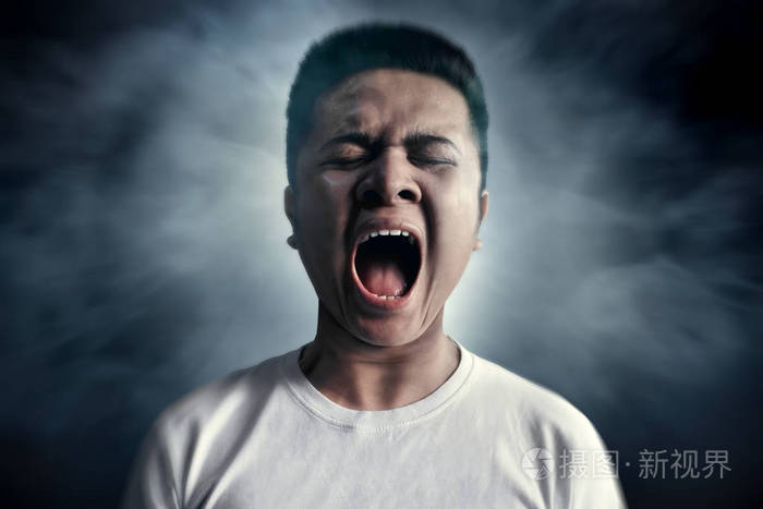 亚洲男人尖叫的表情
