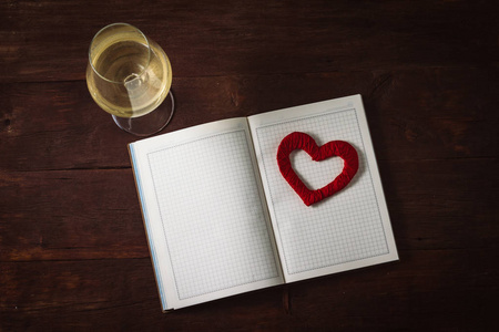 打开日记本红色的心 Hendmeid, 玻璃与白葡萄酒 t