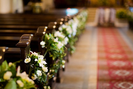 美丽的教堂装饰为婚礼仪式
