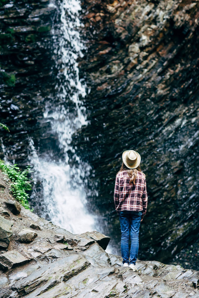 年轻女孩背对野生动物背景的画像