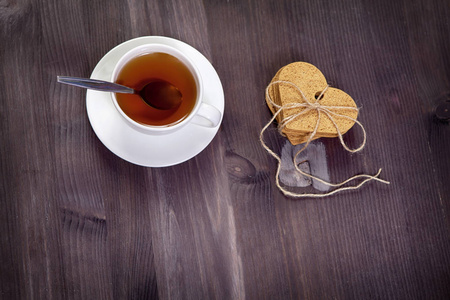 在一张棕色的木桌上的白色茶杯和茶杯。复制空间