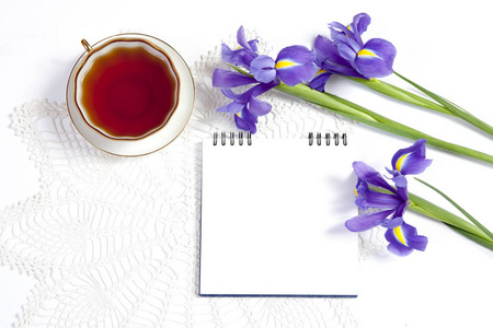 紫鸢 xiphium 球茎鸢尾, 西伯利亚 与茶在白色背景与空间的文本。顶视图, 平。情人节节日贺卡, 妇女节, 母亲节, 
